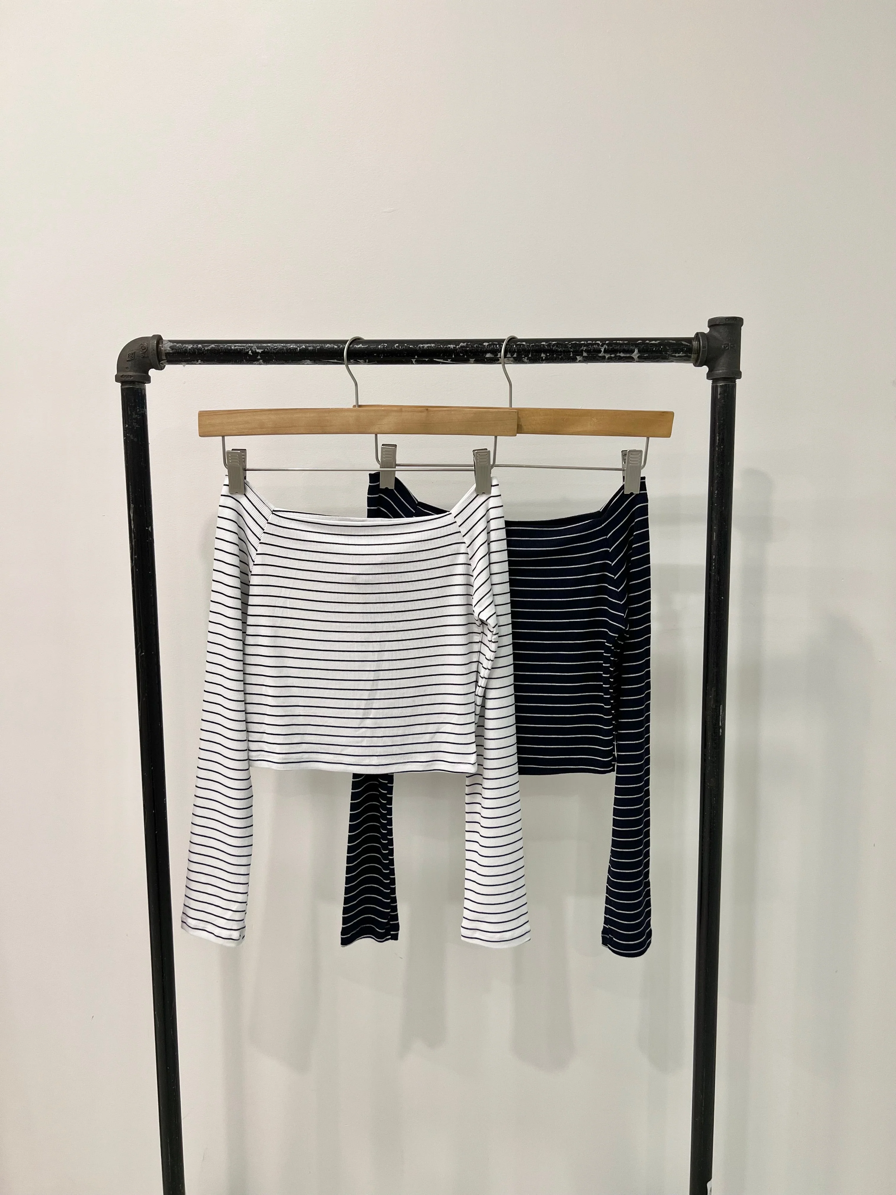 OMNI Off shoulder top - Image 3
